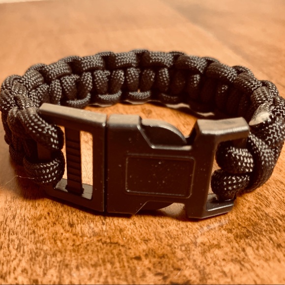 Paracord Bracelet - Picture 1 of 3